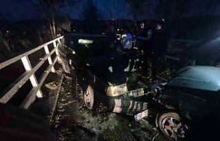 Bursa’da iki otomobil kafa kafaya çarpıştı:...