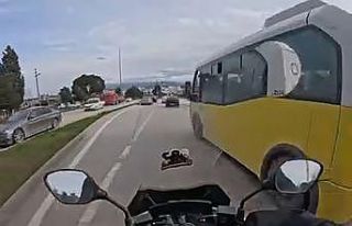 Bursa’da otobüs motosikletlinin önüne kırdı