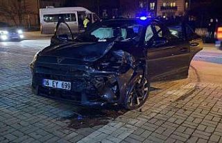 Bursa’da otomobil ile minibüs çarpıştı: 9 yaralı