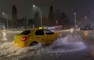 Bursa’da sağanak sonrası rögarlar taştı, cadde...