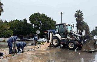 Büyükşehir ekipleri şiddetli yağışa karşı...