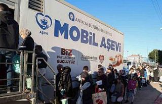 Büyükşehir Mobil Aşevi’nden sıcak yemek ikramı