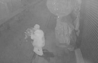 Çaldığı brandayı çöp poşetine sığdıramayınca...