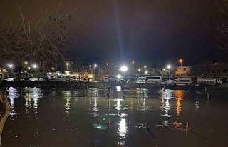 Çanakkale’de çay taştı: Otopark sular altında...