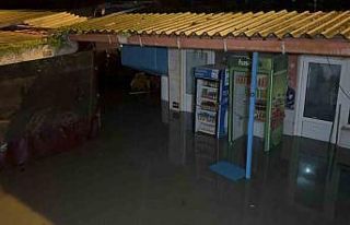 Çanakkale’de Sarıçay taştı, iş yerleri sular...