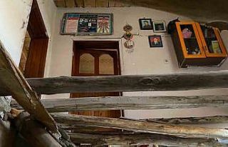 Çatak’ta 2 katlı evin toprak damı çöktü