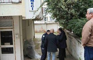 Çay içmek için geldiği dükkânın açılmasını...