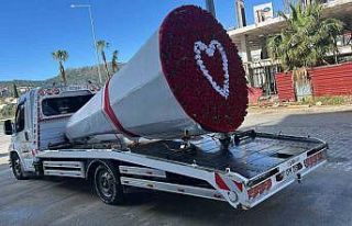 Çekicinin vincini 777 gülle donatıp eşine sürpriz...