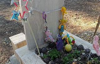 Çiçeklerden çok oyuncaklarla bezenen mezarlıkta...
