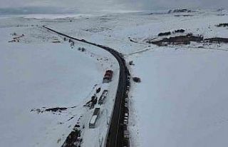 Çıldır Gölü’nde adım atacak yer kalmadı