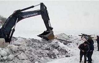 Çıldır Gölü’ne gömülen iş makinası çıkarıldı