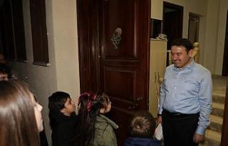 Çocuklar Vali Işın’a "Küpecik" yaptı