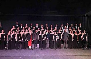 Çok sesli gençlik ve çocuk korosu sanatseverlerle...