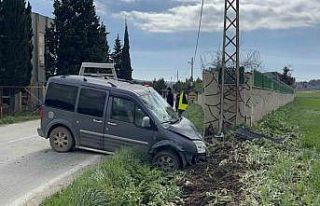 Çorlu’da aracın elektrik direğine çarptığı...