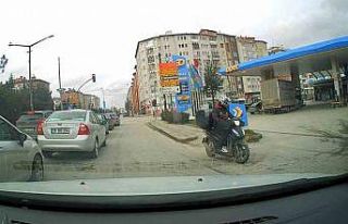 Cumhuriyet Bulvarı’nda motosikletli kuryeden ters...