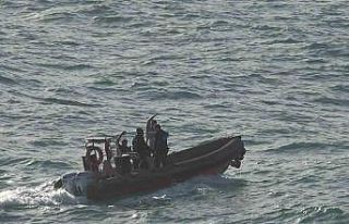 Dalgalarla boğuşan 2 kişiyi deniz polisi kurtardı