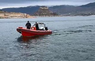 Dalgıç polisler Keban Baraj sahasında yaşlı adamı...