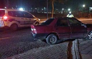 Demir direğe saplandı, hurdaya dönen araç sürücüsü...