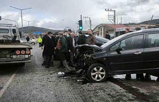 Denizli’de üç aracın karıştığı kazada 1...