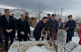 Deprem şehitleri kabirleri başında dualarla anıldı