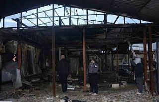 Depremde evleri yıkılan aile yangınla birlikte...