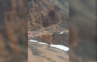 Derecik-Şemdinli kara yolunda heyelan