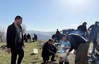 Derecik’te sıcak havayı gören vatandaşlar piknik...