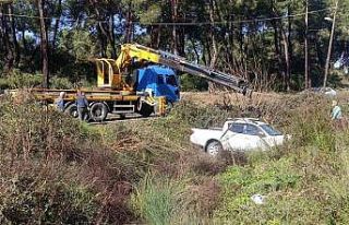 Dereye uçan kamyonetten yara alamadan kurtuldu