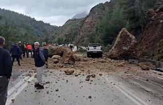 Dev kayalar yola düştü, ulaşım durma noktasına...
