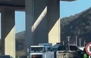 Devrilen minibüs, yolun karşısına geçti