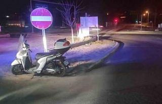 Devrilen motosikletin sürücüsü ambulansta tedavi...