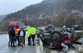 Devrilen tırın altında kalan sürücü hayatını...
