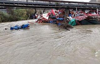 Dimçayı taştı, işletmeler su altında kaldı...