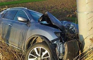 Direğe çarpan otomobil sürücüsü yaralandı