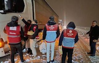 Diyadin’de yolda kalan vatandaşlara kumanya desteği