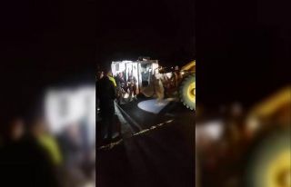 Diyarbakır’da buğday yüklü tır devrildi, yol...