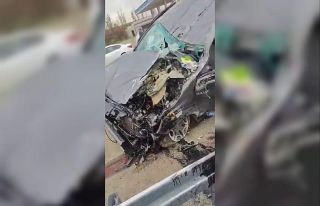 Diyarbakır’da pikap bariyerlere ok gibi saplandı:...