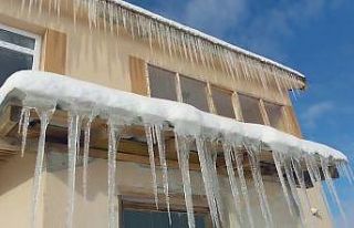 Dondurucu soğuk çatılarda buz sarkıtlarına dönüştü