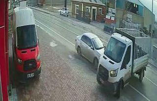 Dönüş yapmak isteyen kamyonete otomobil çarptı:...