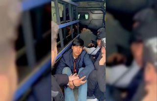 Durdurulan minibüste 20 düzensiz göçmen yakalandı:...