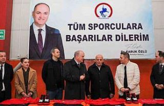 Düzce’de güreşçilere spor malzemeleri dağıtıldı