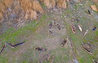 Eber Gölü’nün simgesi kayıklar suya değil,...