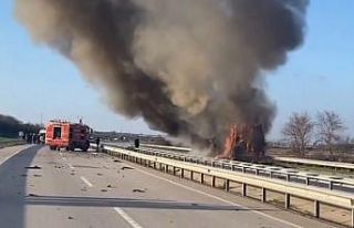 Edirne’de domates yüklü tır alev alev yandı