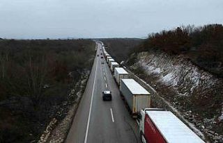Edirne’de dondurucu soğukta kilometrelerce tır...