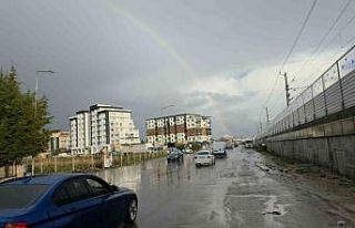 Edirne’de fırtınada yollar göle döndü, ağaç...