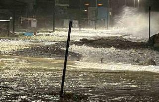 Edremit’te fırtınada deniz ve kara adeta birleşti