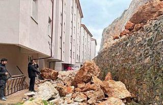 Eğirdir’de yuvarlanan kayaların tehdit ettiği...