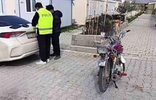 Ehliyetsiz motosikletlinin sosyal medya şovu 77 bin...