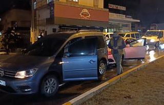 Ehliyetsiz sürücü kırmızı ışıkta bekleyen...