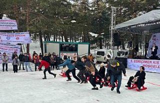 Ekskavatörle kızak yapıp soğuk havada halaylarla...